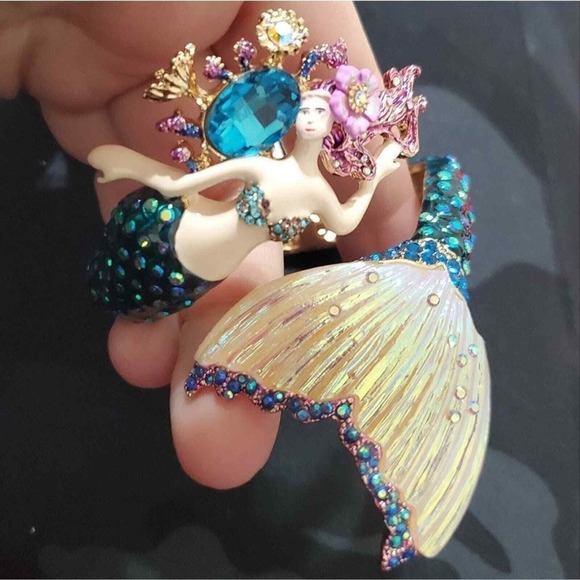 Betsey Johnson Mermaid Tail Bracelet Gold Tone‎ Blue Green Rhinestone Gemstone - Picture 2 of 7